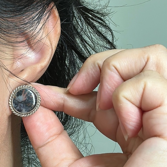 🖤Black & brown stone screw-back earrings - Picture 10 of 11